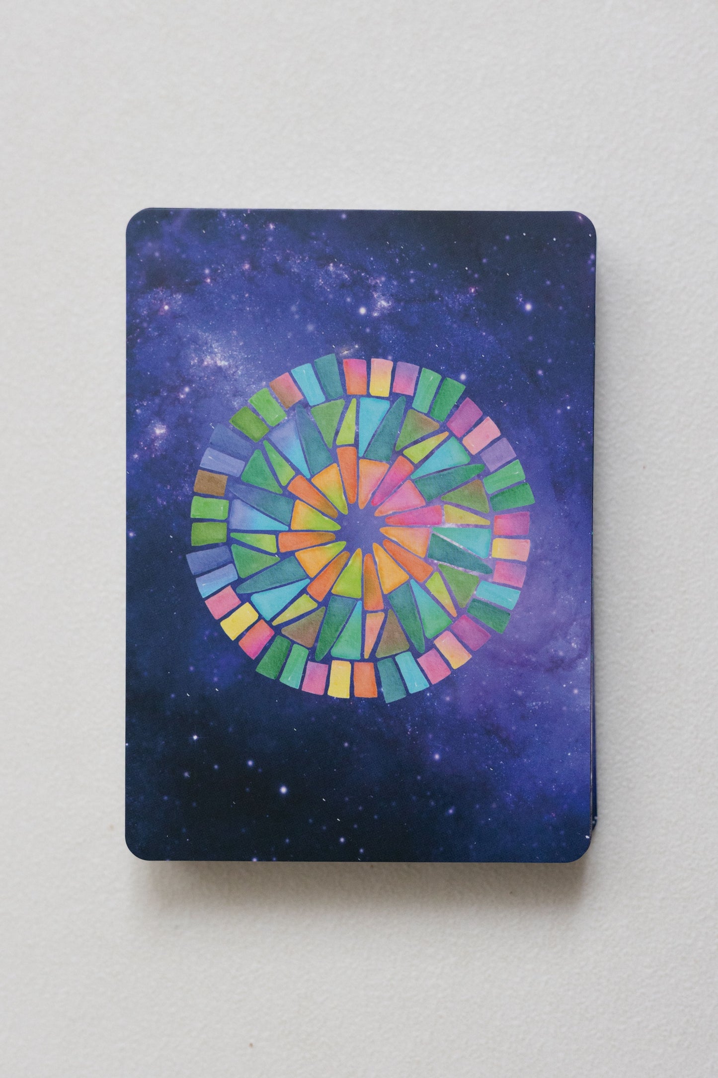 Rückseite der 33 liebevoll gestalteten Krafttierkarten für Kinder mit einem spirituellen, universellen Charakter. Kinder wählen spielerisch und intuitiv ihr Krafttier und lassen sich von den inspirierenden Design anregen. Fördert Achtsamkeit, Selbstbewusstsein und Verbindung zum eigenen Körper. Ein unverzichtbares Set für die persönliche Entwicklung. Jetzt entdecken und in die Welt der Krafttiere eintauchen.