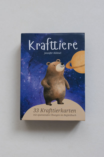 Krafttierkarten-für Kinder-33 liebevoll gestaltete Affirmationskarten mit spannenden Übungen. Entdecke die magische Welt der Krafttiere. Dieses Set beinhaltet 33 inspierende Affirmationskarten, die das Selbstbewusstsein und die emotionale Intelligenz der Kinder fördern. Highlights: Positive Affirmationen. Jede Karte fördert das Wohlbefinden. Spannende Übungen: inkl. Physiotherapeutische Übungen, Yoga, Atemtechniken und Meditationen. Ideal für Rituale: am Morgen, vor dem Schlafengehen oder zwischendurcg.