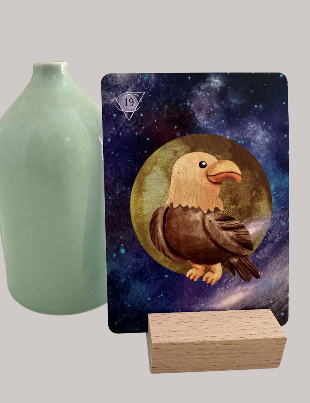 Schöner Kartenhalter aus hochwertigen Buchholz, ideal zur Präsentation der Krafttierkarten für Kinder. Dieser vielseitige Halter kann auch für Postkarten und andere Kunstwerke verwendet werden. Perfekt, um die liebevoll gestalteten Krafttier-Affirmationskarten von Jennifer Kühnel in Szene zu setzen und die Achtsamkeit und das Selbstbewusstsein der Kinder zu fördern.