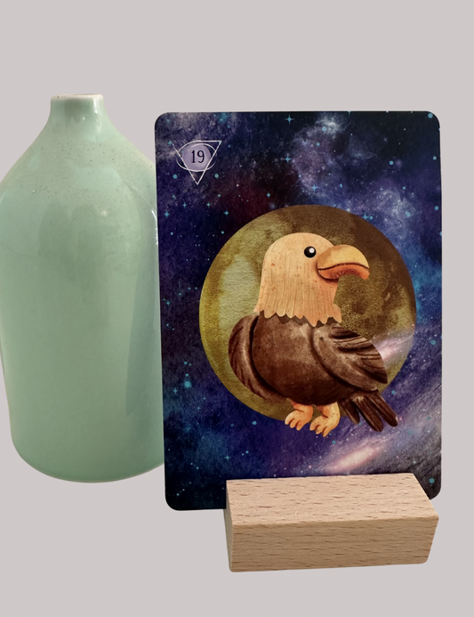 Schöner Kartenhalter aus hochwertigen Buchholz, ideal zur Präsentation der Krafttierkarten für Kinder. Dieser vielseitige Halter kann auch für Postkarten und andere Kunstwerke verwendet werden. Perfekt, um die liebevoll gestalteten Krafttier-Affirmationskarten von Jennifer Kühnel in Szene zu setzen und die Achtsamkeit und das Selbstbewusstsein der Kinder zu fördern.