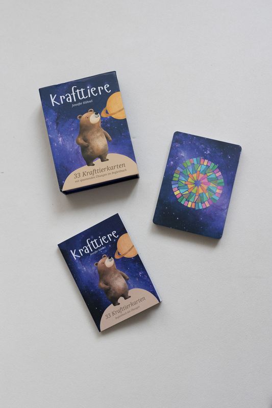 Krafttierkarten Aufbewahrungsbox mit magnetischen Verschluss und dem dazugehörigen Begleitbuch (212 Seiten). Dieses liebevoll gestaltete Set umfasst 33 Krafttier-Affirmationskarten für Kinder, die als Ritual zur Verbindung von Kopf und Körper dienen. Das Buch bietet Erklärungen zu den Kraftkarten und Übungen, um die Gefühle nicht nur durch Affirmationen, sondern auch durch körperliche Aktivität zu stärken. Ein einzigartiges und inspirierendes Produkt für die persönliche Entwicklung von Kindern.